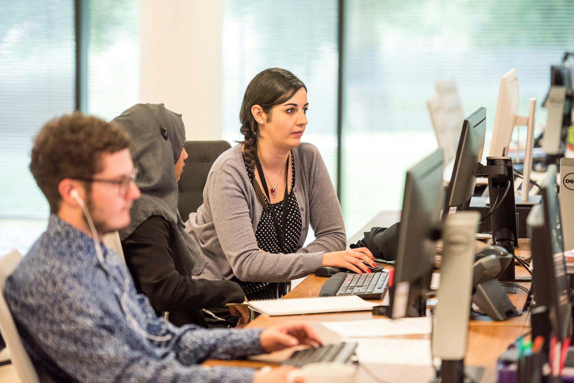 Étudiants travaillant sur ordinateur dans un open space