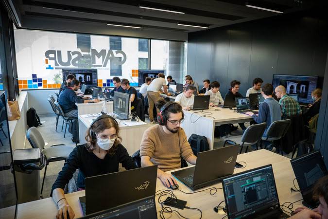 Étudiants de Game Sup au travail dans l'open space de l'école, à Lyon
